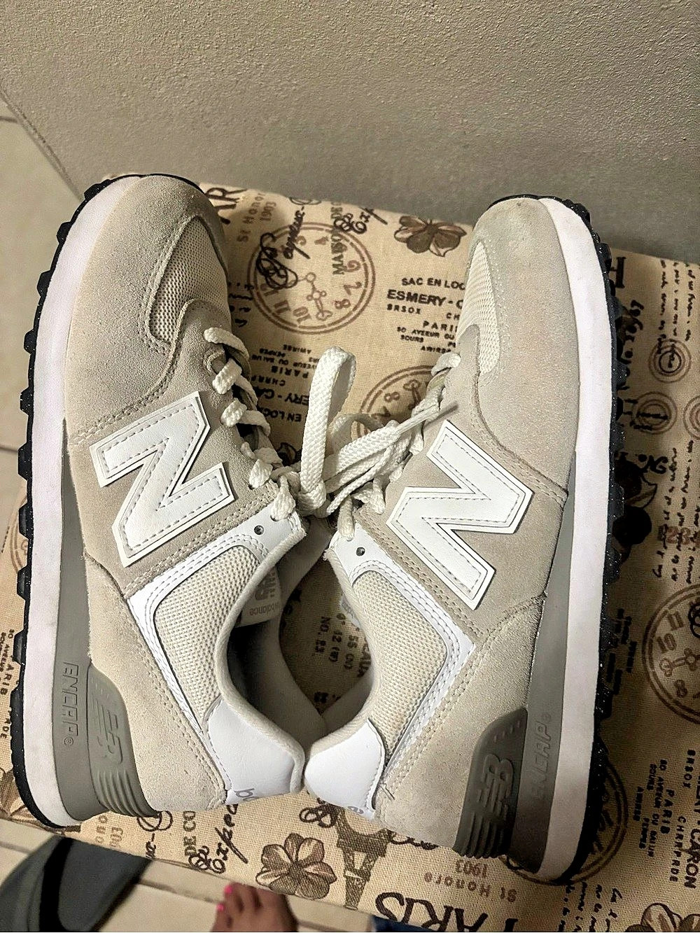 New Balance 574 Gray & White US 8.5 Sneakers